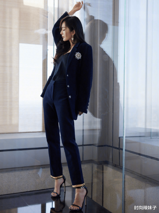 杨幂|杨幂挑战“儿童装”，好身材显“过山车”线条，难怪能迷住小鲜肉