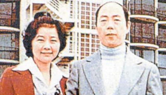 清影乱华裳 比肩李嘉诚的香港富豪，只因抠门不请保镖，丈夫两次绑架遭撕票