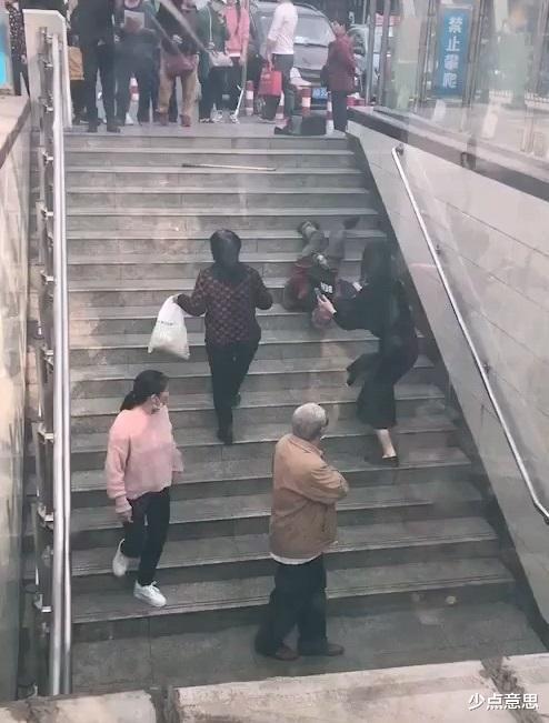少点意思 四川攀枝花:老人摔倒无人扶?真相被目击者还原:“我们上面守着呢”