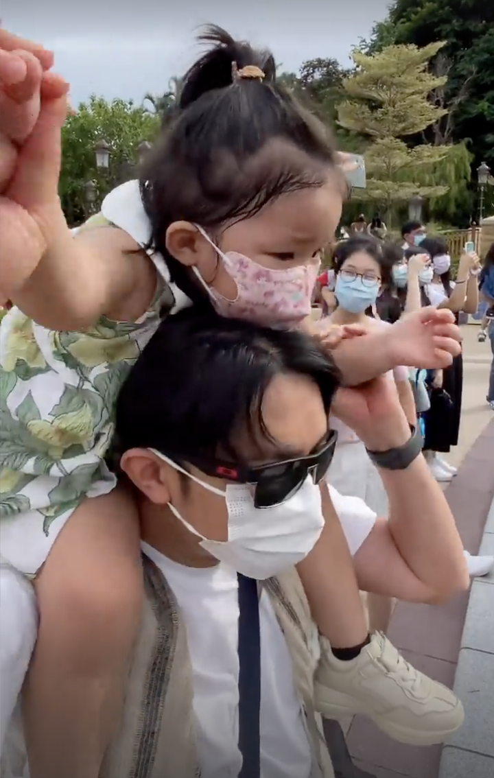王祖蓝|李亚男晒迪士尼度假照，王祖蓝将女儿扛在肩膀上，爸爸力max