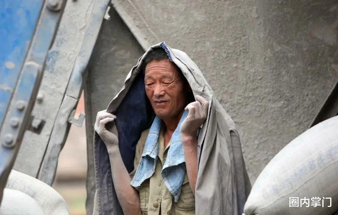 以为给300元,农民工就会屁颠屁颠把50袋水泥扛六楼,结果打脸了
