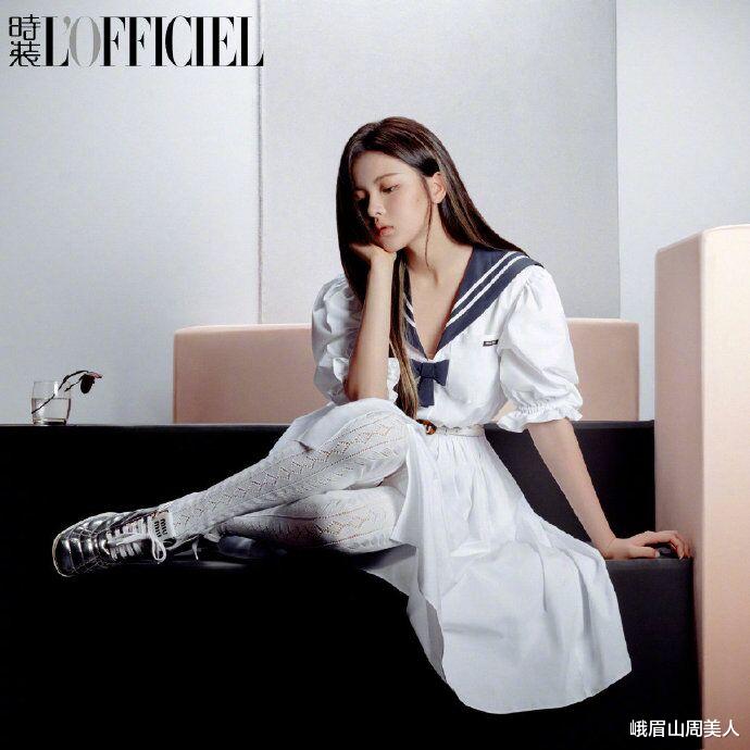 杨超越|被杨超越最新写真美到了，穿水手“制服”配白丝袜，清纯感满满