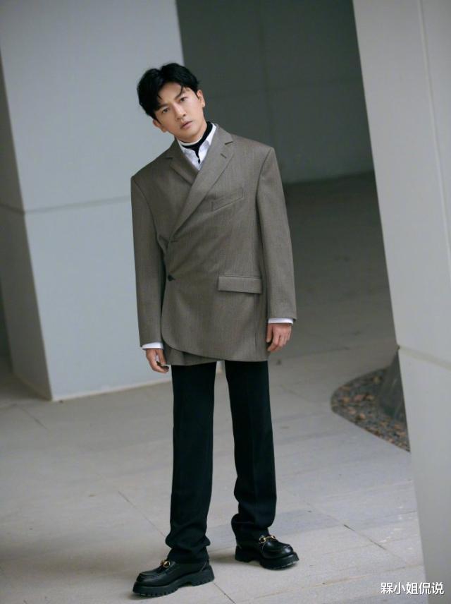 槑小姐侃说|苏有朋为“去油”用力过度，把西装穿出身体畸形感，这头身比真逗