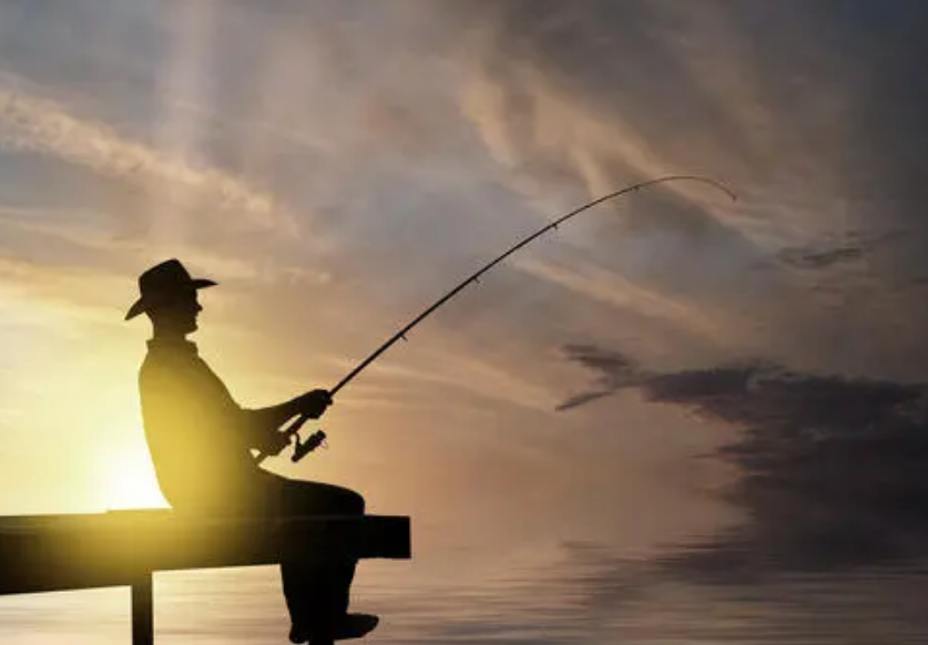 域虎|男子在湖边钓鱼，甩鱼竿勾到高压线，人立马变漆黑躺地不起