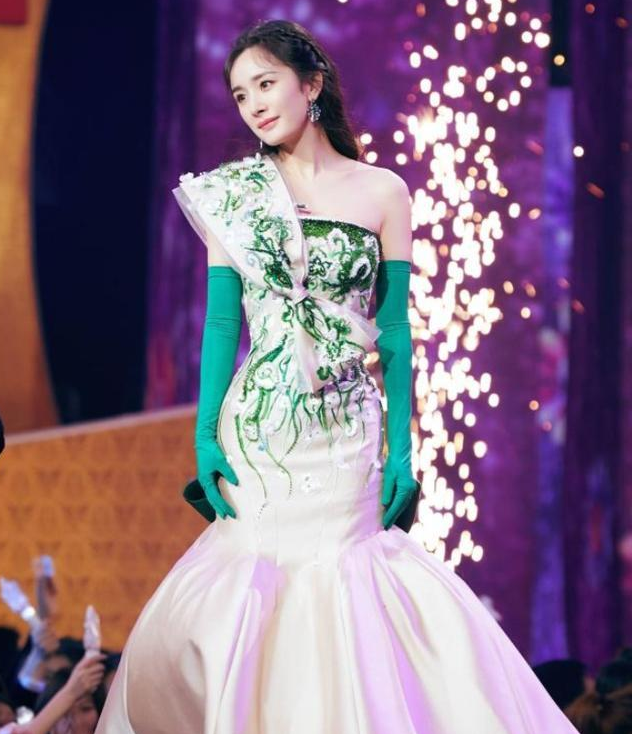 杨幂|央视春晚杨幂故意让金晨尴尬了？实则只是为了让大家乐一乐