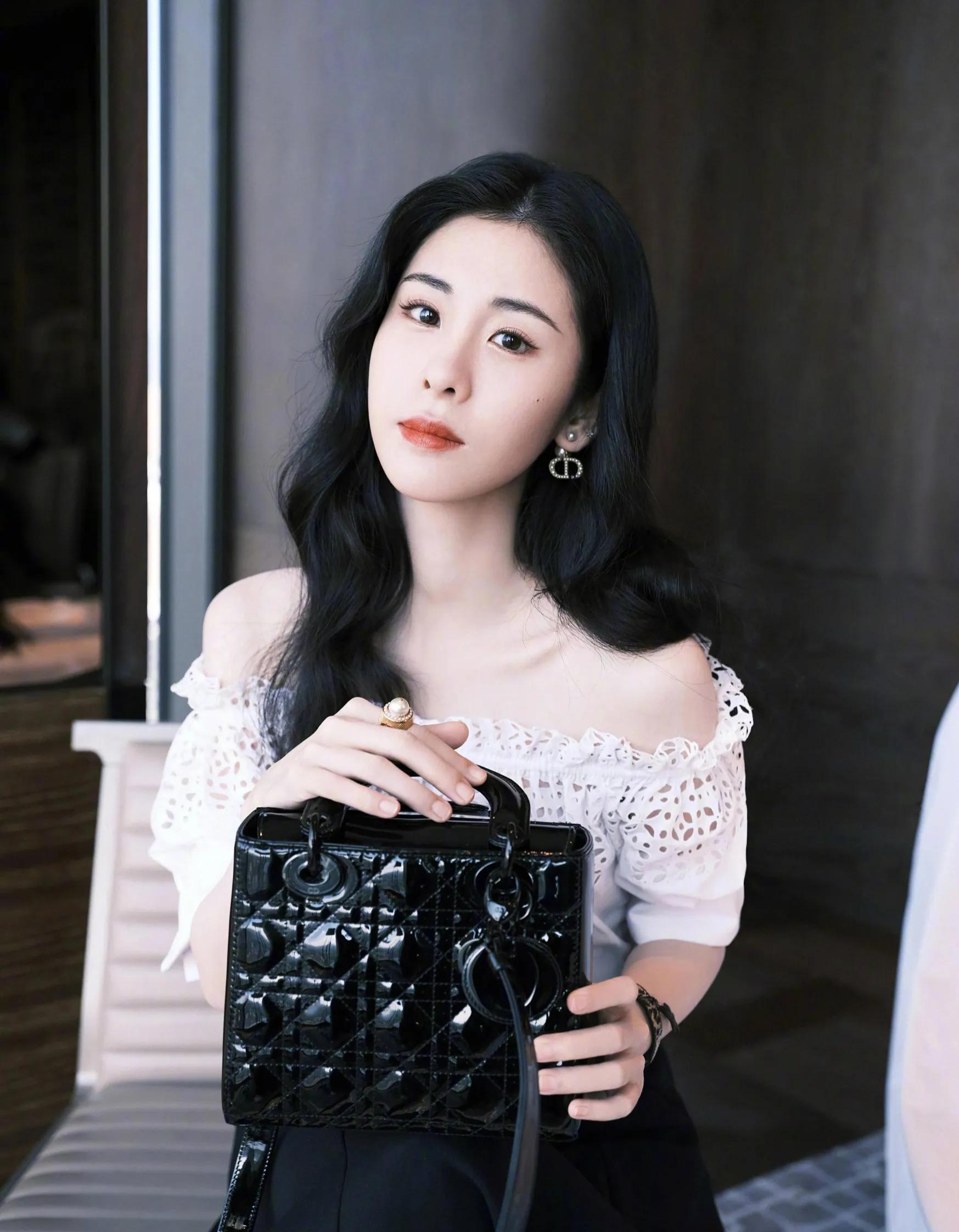 张碧晨|歌界女神张碧晨，妈妈身份丝毫没改变高贵的气质与性感的身材