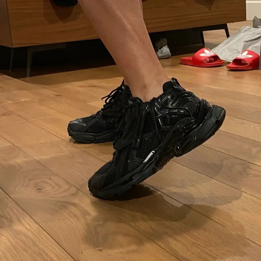 难舍离断 巴黎世家与kith联名的runner复古跑鞋是爆款还是丑笨的抄袭 都说像亚瑟士！！！