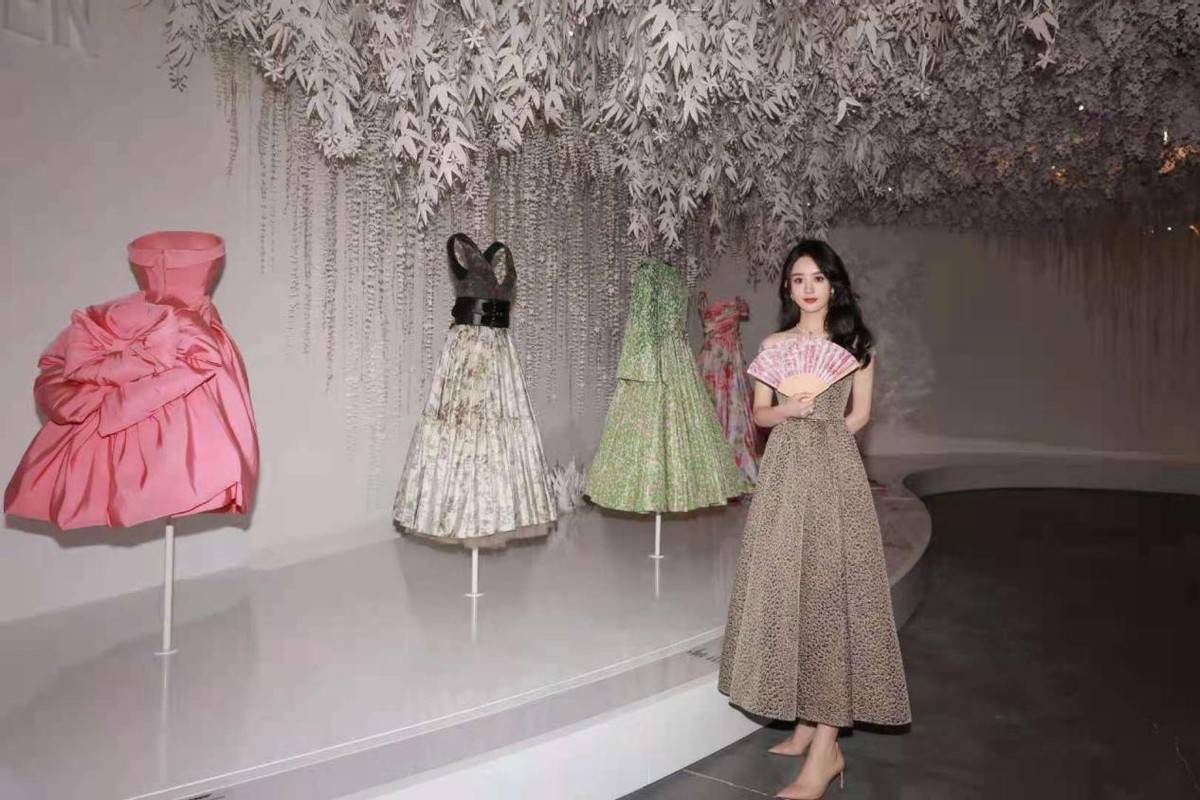 赵丽颖|赵丽颖蜕变成时尚女王！出演张杰MV女主角，穿百褶裙扮嫩美成校花