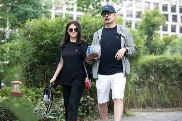 李湘|李湘疑似曝光新恋情！新欢无意避嫌早就有暗示，网友纷纷送上祝福