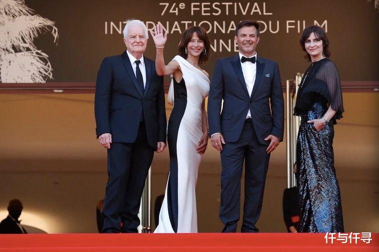 仟与仟寻|戛纳影展红毯点评：老戏骨霸场，白发做配饰搭礼服，越老越有味道