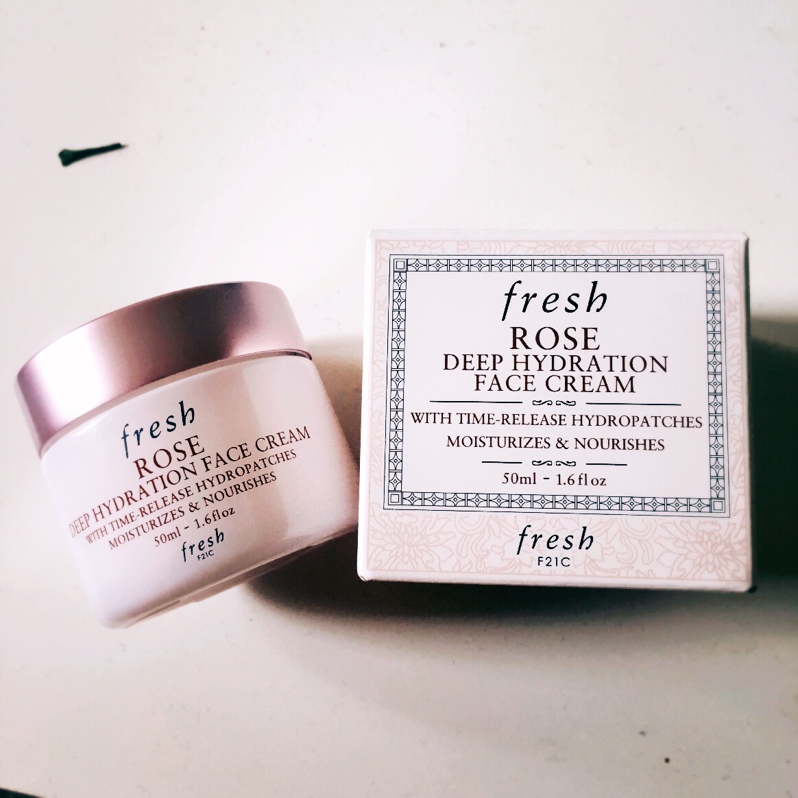 护肤品 50岁的女人涂什么护肤品，这几款抗老美白效果好，皮肤嫩成小姑娘