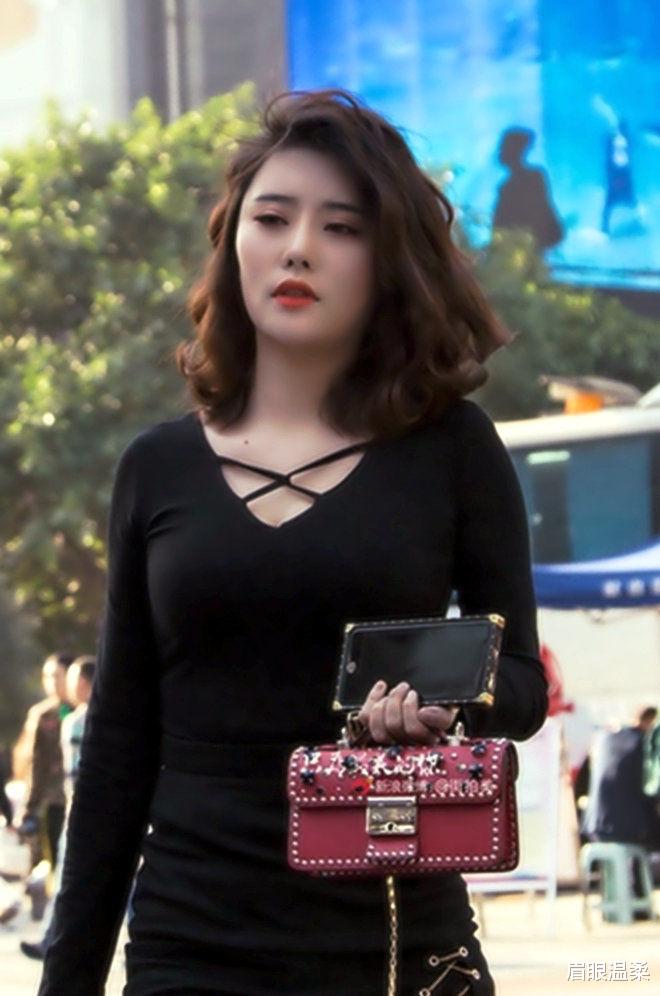 眉眼温柔 穿搭黑色的紧身包臀连衣裙，略微开叉的下摆很有小性感风采