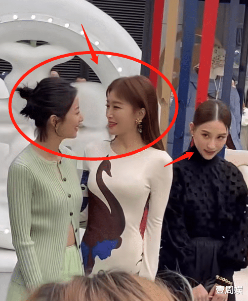 秦岚|秦岚跟何超莲同台捞金，肢体语言太真实，明星跟名媛的差距真大
