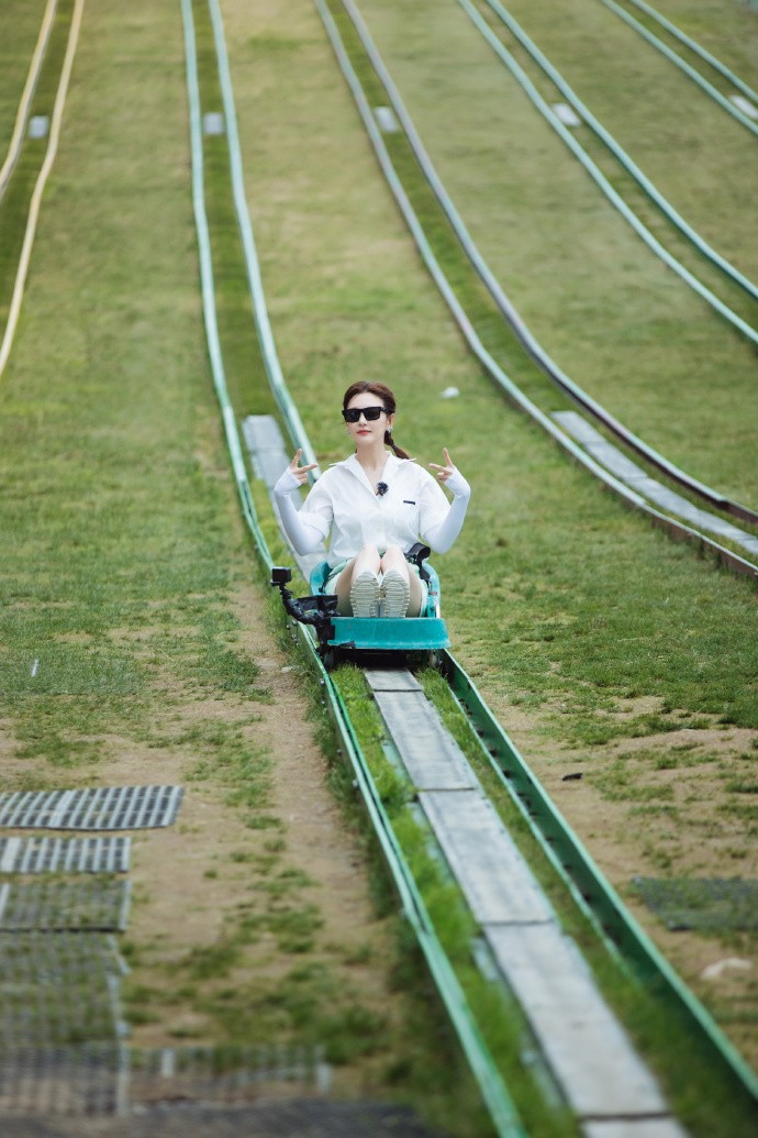 八只爪的猫|张雨绮谈年下恋风格大变，穿衣甜美变小女生，戴墨镜也藏不住娇羞