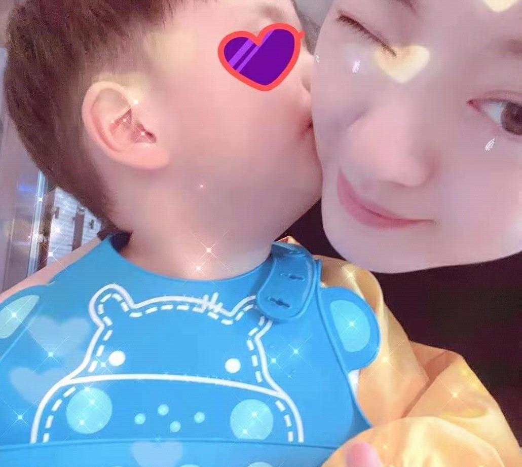 安以轩|40岁安以轩晒近照，向富豪老公深情索吻，二胎女儿大眼萌态罕出镜