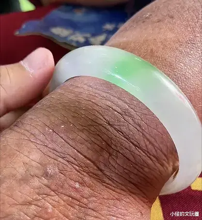 紫罗兰翡翠|老人梭哈养老金买的一块玉，鉴定之后气的站不稳，可悲！