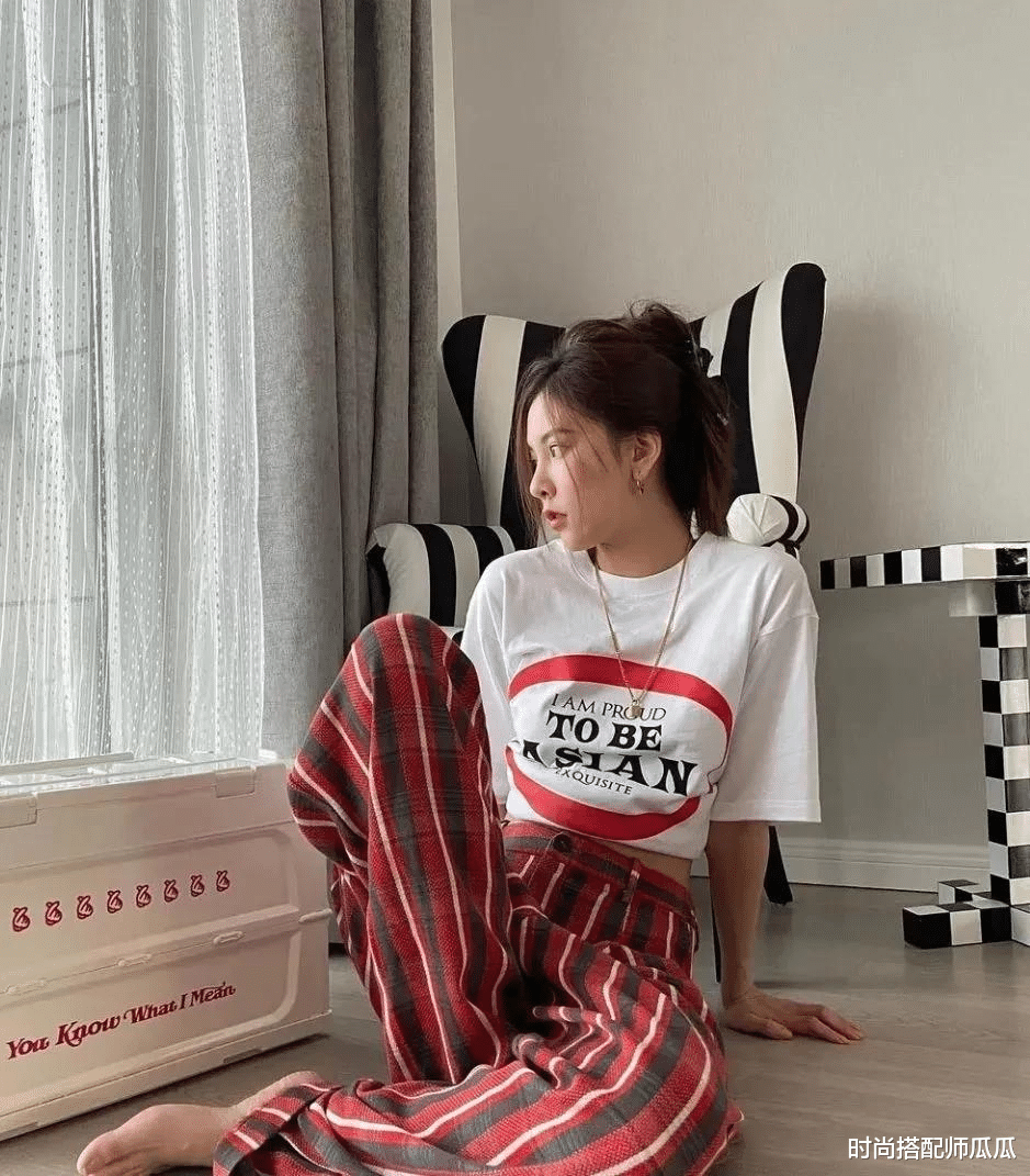 时尚搭配师瓜瓜|?女人再懒，穿T恤也别配牛仔裤，瞧下面潮人这样穿，时尚显高级