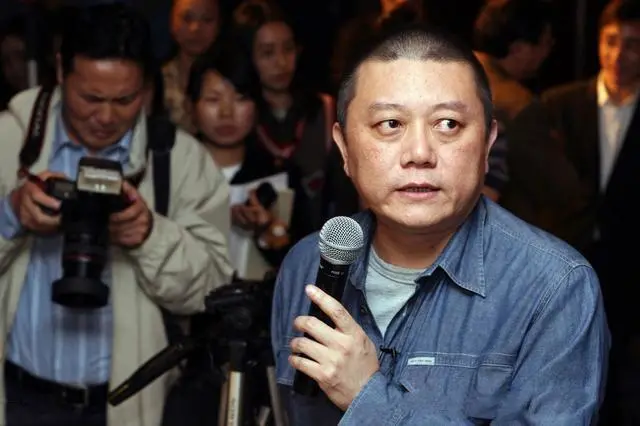 俞飞鸿|“绝顶聪明”的冯小刚坠落神坛：当年多得意，如今就有多打脸