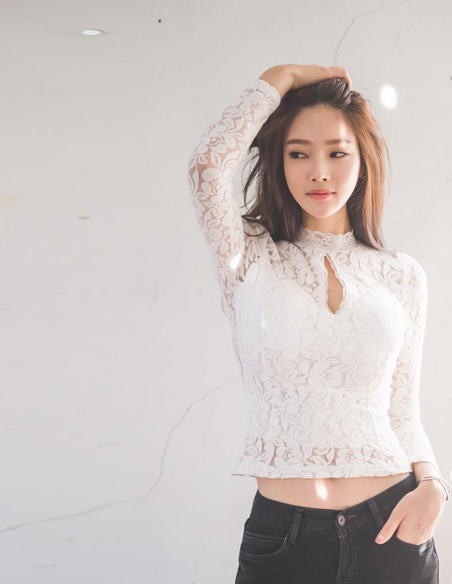百里守刖|小姐姐身穿白色蕾丝钩花小衫,精致简约的版型却很有设计感