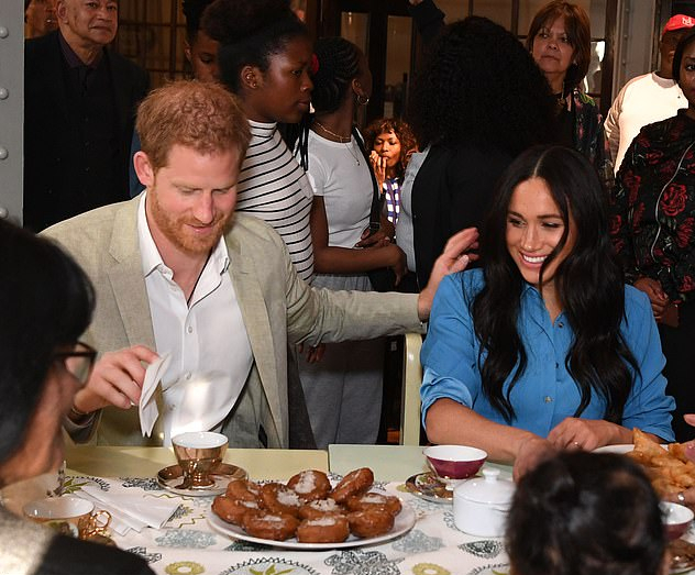 全球时尚风行|哈里被嘲讽像梅根的理发师!梅根女王气场太强,哈里躲在身后好卑微