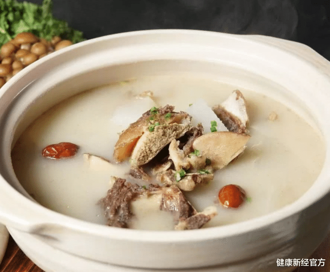 健康新经官方 12岁男孩腿疼入院，查出肾衰竭，医生：“1”汤是祸根，怎能天天喝！