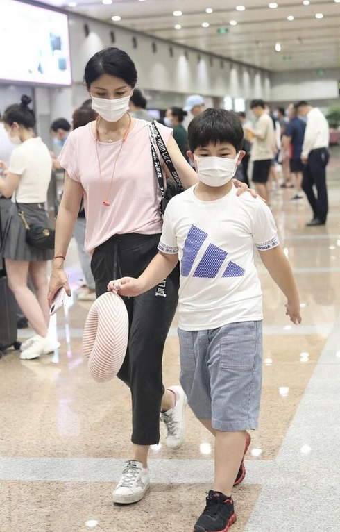 潮流前沿|胡可妈妈当得真称职！穿着简单朴素似路人，10岁安吉养得又高又壮