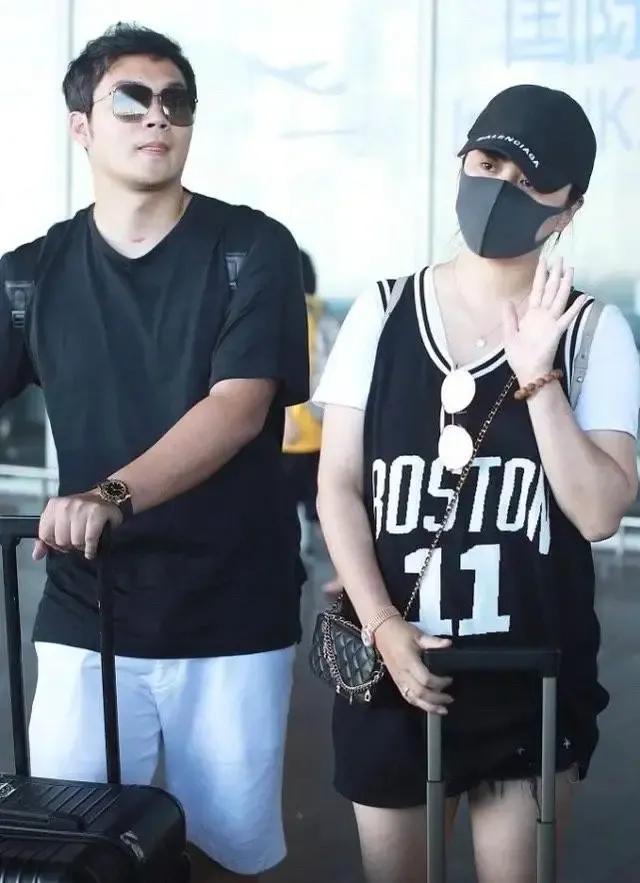 马丽|马丽携小11岁老公亮相！穿学生装强行扮嫩太违和，90后老公也发福