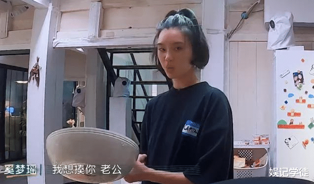 奚梦瑶|奚梦瑶官宣得女，晒一家四口牵手照，又在“鬼门关走一遭”惹人疼