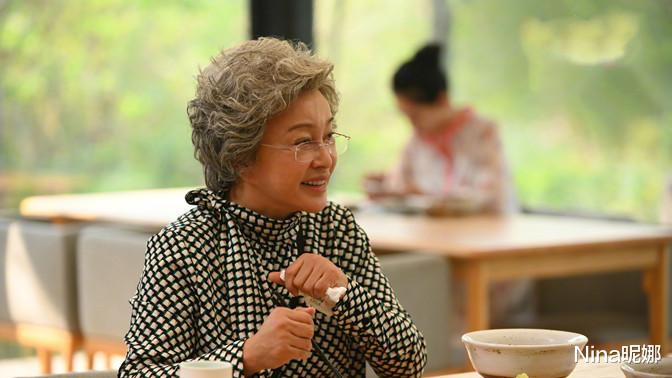 Nina昵娜|刘晓庆久违走机场,穿T恤束脚裤打扮时髦,眼角下垂暴露69岁年龄