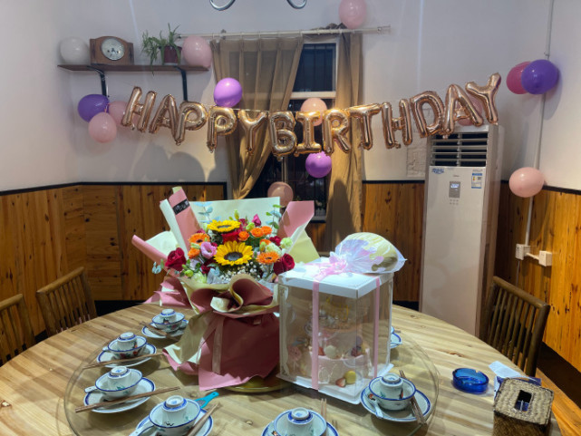 颖儿|颖儿晒全家福庆生，付辛博抱着女儿亲吻老婆，小月亮美如洋娃娃