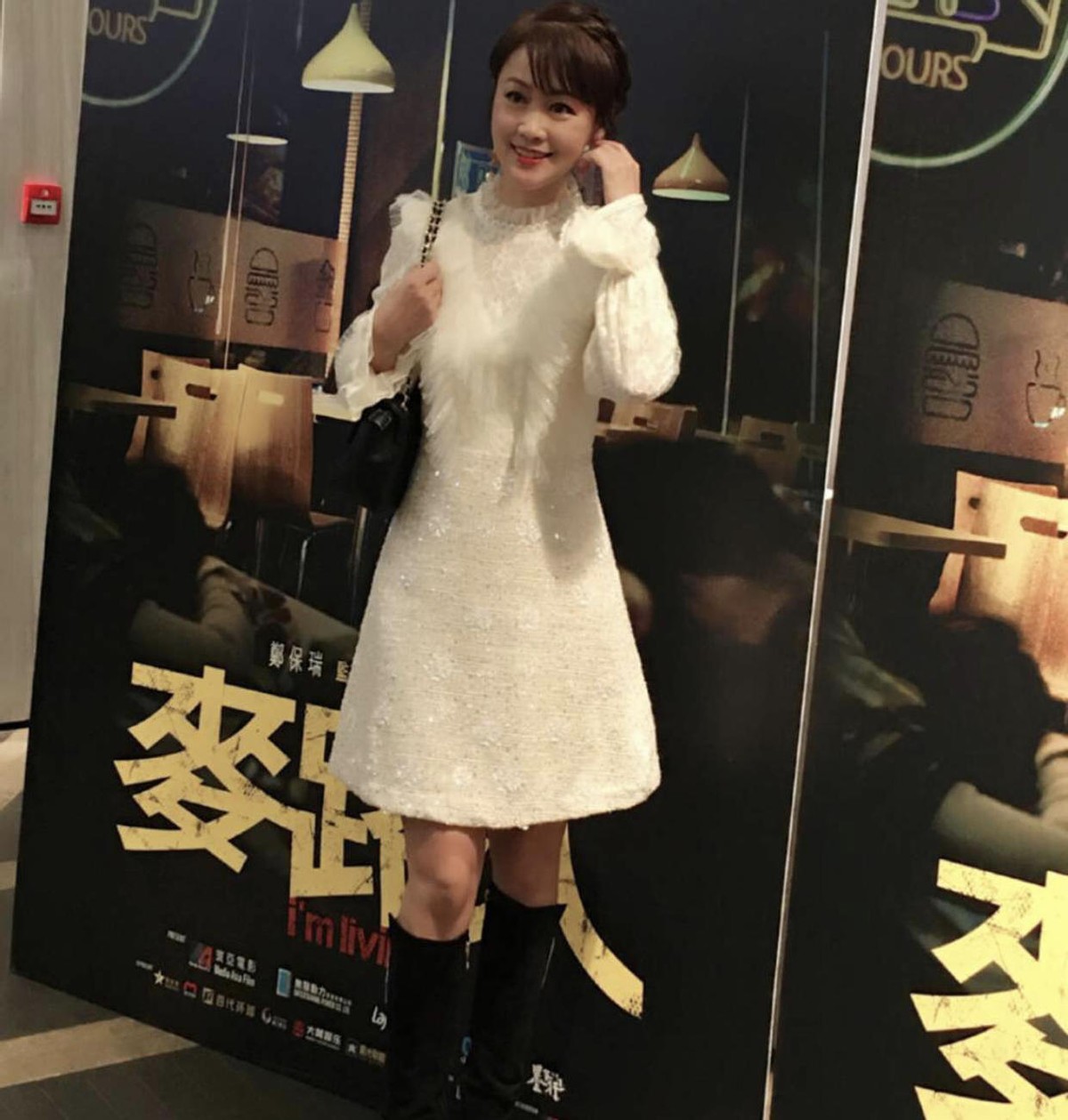 潮流前沿|梁小冰真不给年轻人留退路！穿小白裙优雅甜美，51岁气质嫩如少女