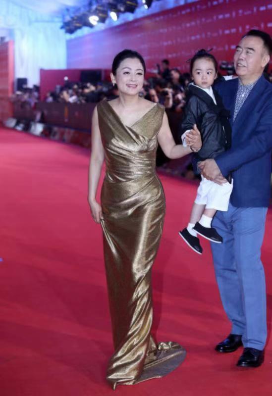 何有强|陈红气质惊艳迷人！穿一袭金色连衣裙亮相，美出新高度