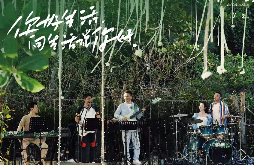 时尚风行派 央视一姐李思思不惧素颜!穿健美裤秀出超模腿,难怪能惊艳撒贝宁