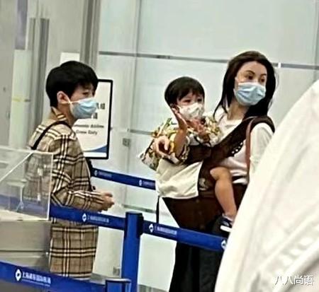 明日之后|长这么高了！张柏芝带小儿子外出不再遮掩，正脸曝光超像妈妈