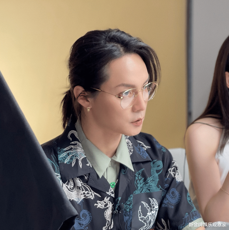 尹正|明星都是胖着玩?尹正减肥成功瘦出尖下巴,但发际线却回不来了