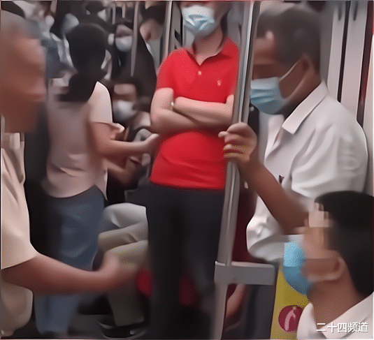 二十四频道 老人要求小伙让座遭怼：你对国家没有任何贡献！那么问题来了：爱心专座可以不让吗？