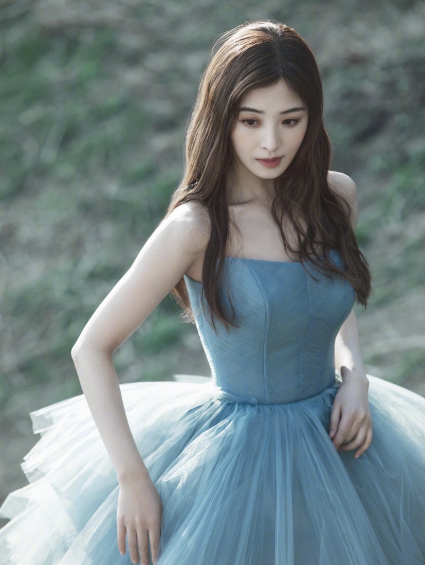 裴秀智|张含韵真是逆生长，蓝色纱裙又仙又美宛如在逃公主，少女感满满