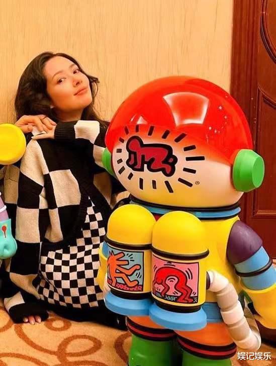 郭碧婷|向佐期待二胎到来后，再晒夫妻居家合照，郭碧婷腹部隆起明显