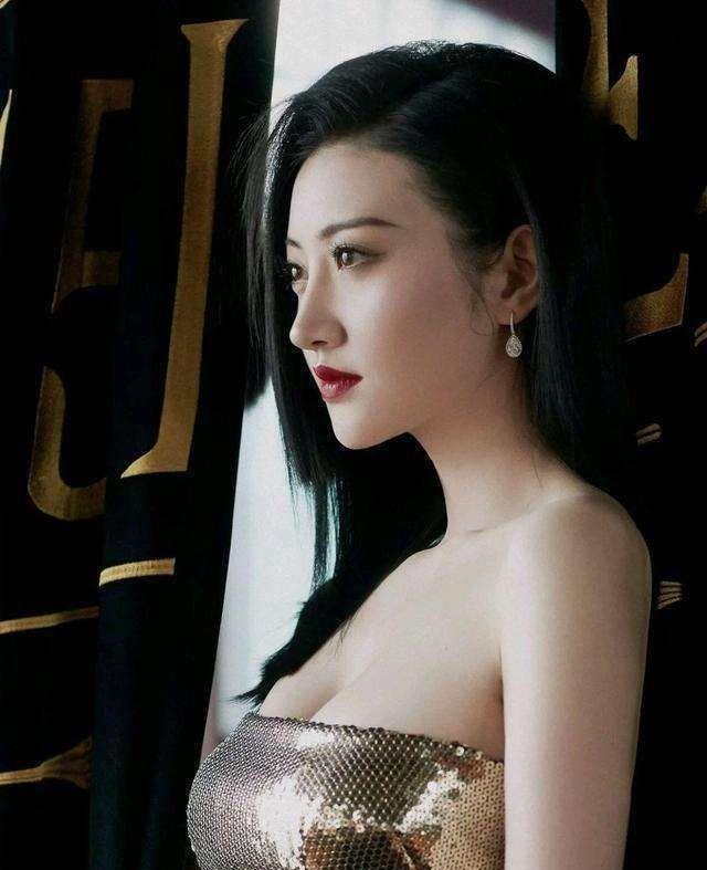 景甜|景甜身材有多“辣”？出席活动直接穿块布，成全场焦点