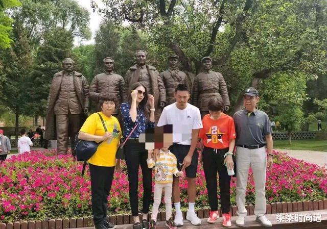 谢杏芳|林丹谢杏芳感情破裂？一家六口出游被拍，夫妻二人全程冷脸无互动