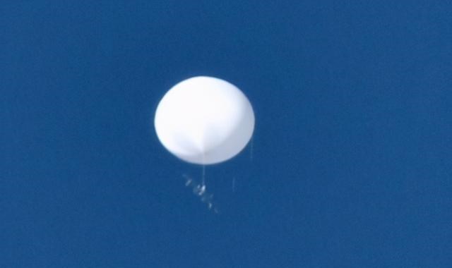 UFO 日本出现白色“不明物体”？悬在空中纹丝不动，有人做出猜测