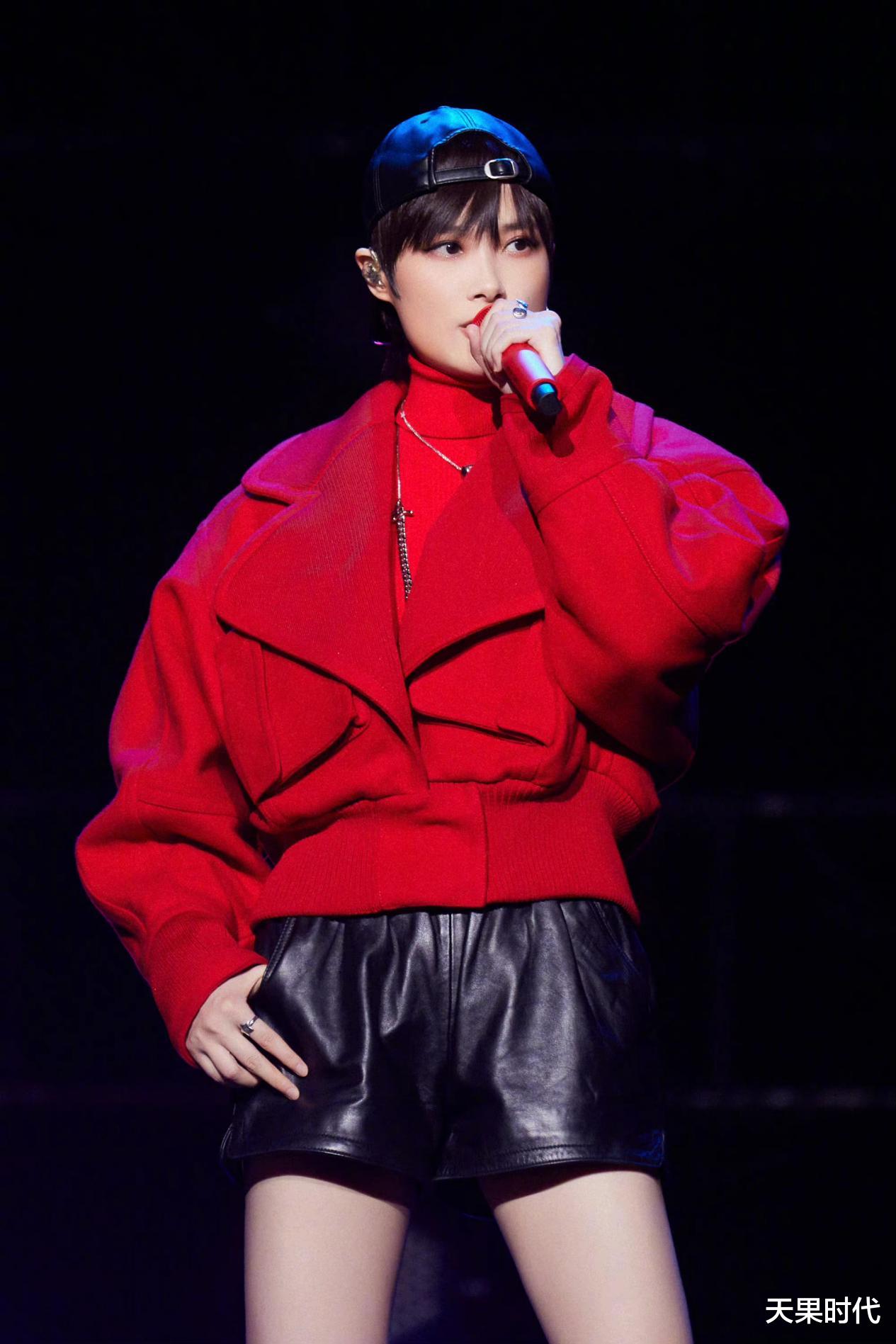 天果时代 李宇春穿皮短裤露出大长腿，原来她身材这么好，中性风白浪费了