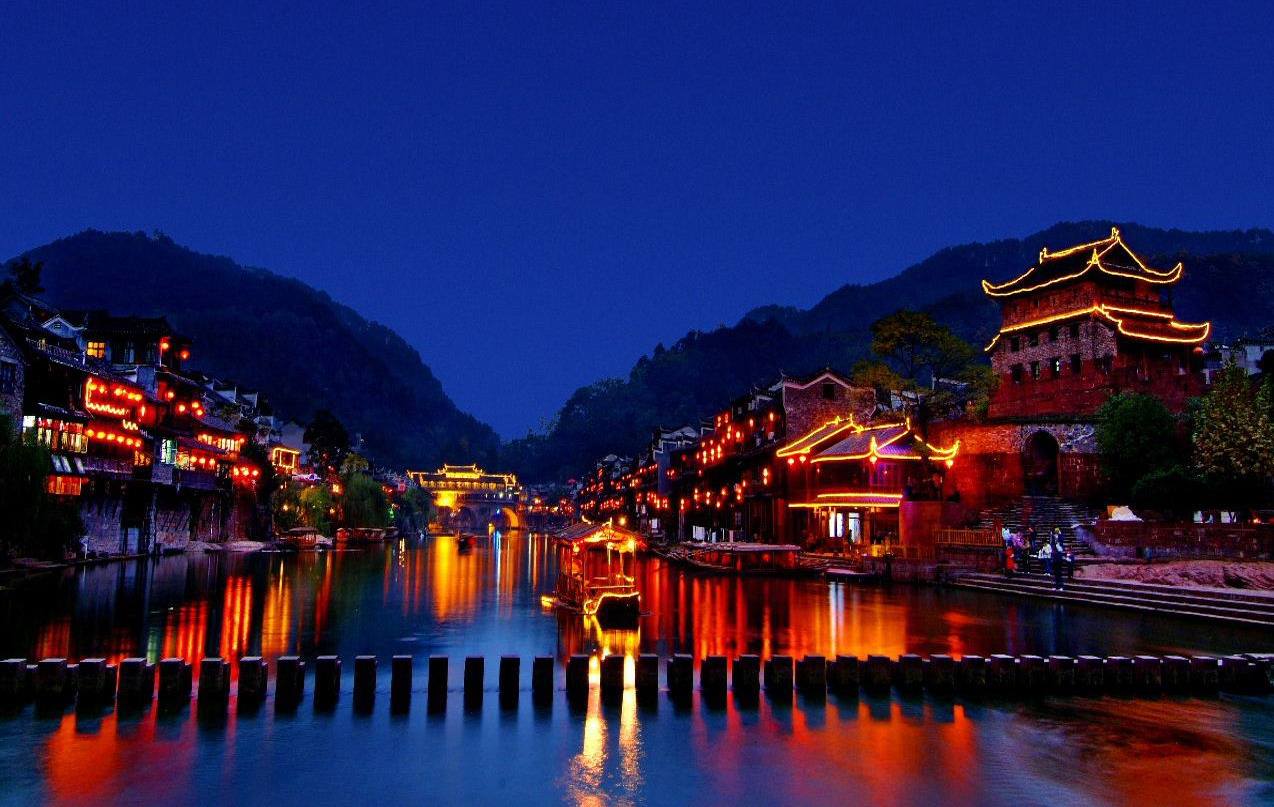 青海 中国最美古城，曾是电影《边城》的取景地，依山傍水，如诗如画