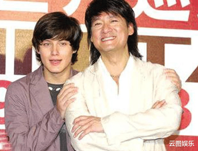 周华健|周华健外国妻子罕露面，与31岁儿子看电影庆生，61岁已满头白发