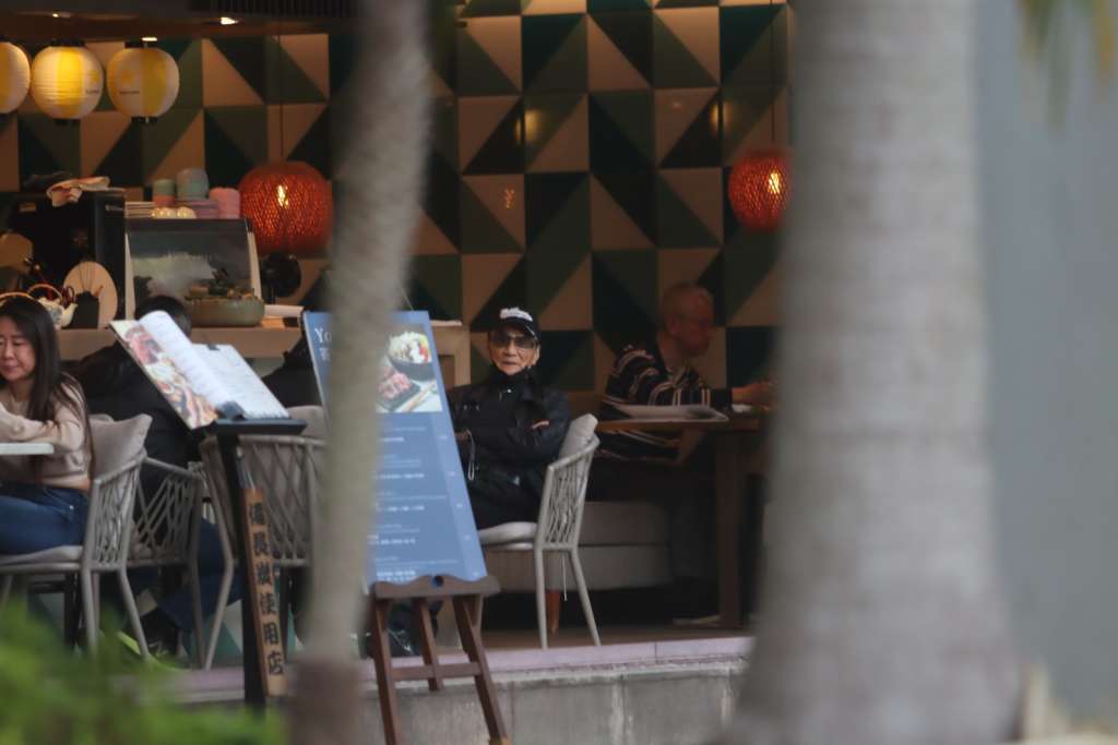 |85岁谢贤拄拐杖逛商场,体力不济由男助手搀扶,走路不稳险摔倒