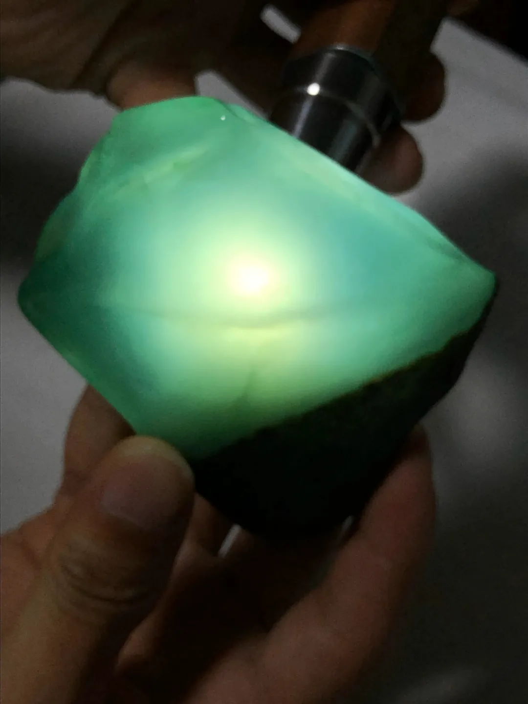 翡翠|巴掌大的全赌翡翠料子，切出“果冻”级，太梦幻