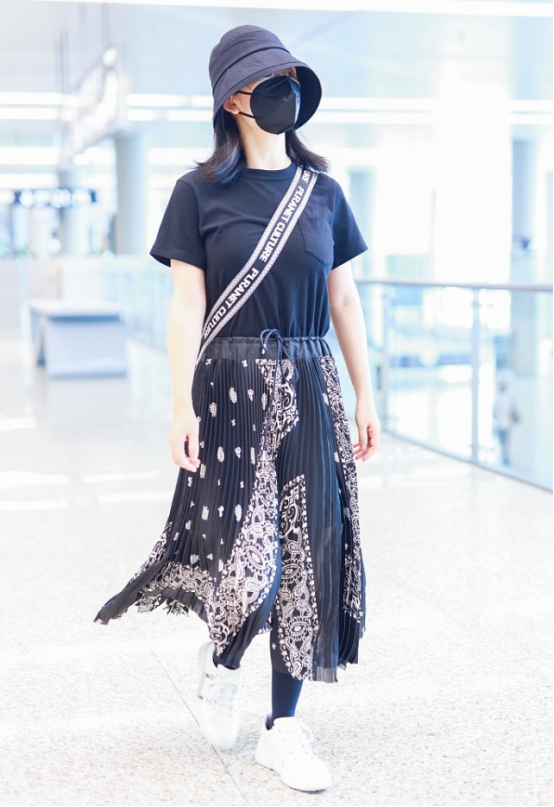 BiuFashion|40岁的谢娜很会往年轻了穿,休闲装也有灵气,裙子展现女人味