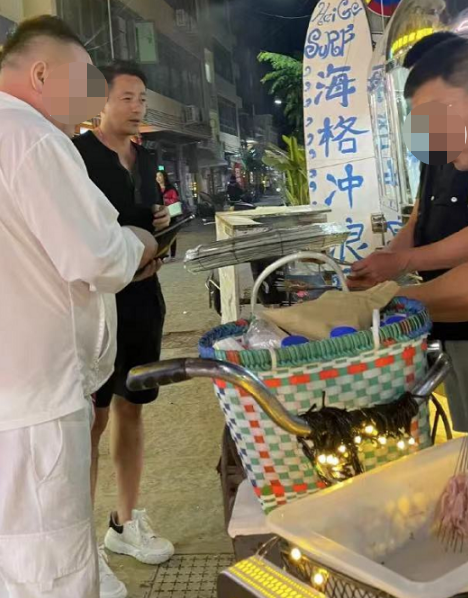 汪小菲|汪小菲路边买烤串被偶遇！海边蹦迪心情大好，颜值太高十分抢镜