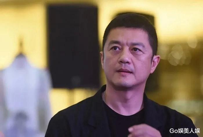 李亚鹏|李亚鹏携小女友现身，“准后妈”与李嫣相处融洽，主动拿包献殷勤