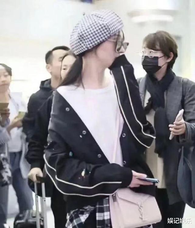 郑爽|郑爽被封杀后首现身，独自飞广州，衣着朴实身形落寞